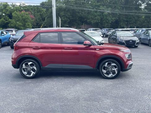 Used 2024 Hyundai Venue SEL FWD image 2