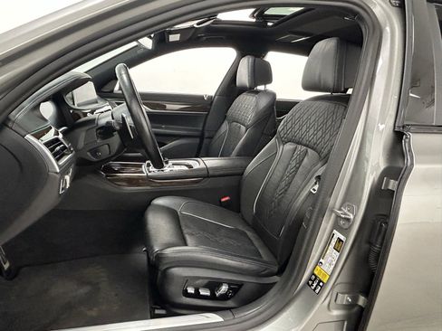 Used 2022 BMW 750i xDrive w/ Executive Package image 28