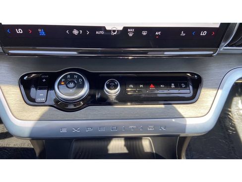 Used 2025 Ford Expedition Max Platinum AWD/4WD image 16