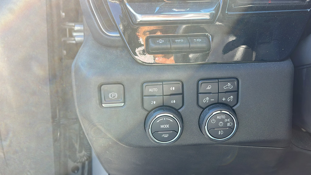 Used 2023 Chevrolet Silverado 1500 High Country w/ Technology Package AWD/4WD image 11