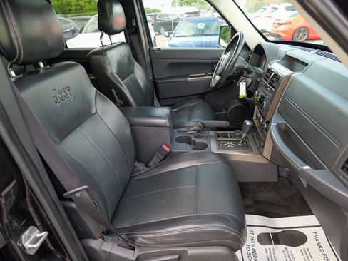 Used 2011 Jeep Liberty Limited w/ Chrome Accents Group AWD/4WD image 34