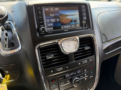 Used 2014 Chrysler Town & Country Touring FWD image 20