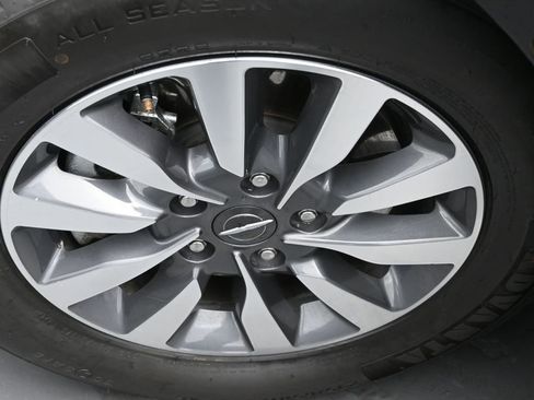 Certified 2024 Chrysler Pacifica Select image 18