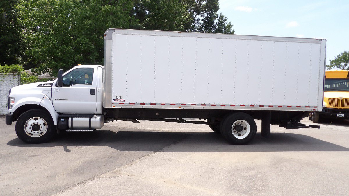 Used 2016 Ford F750 2WD Regular Cab Super Duty image 4
