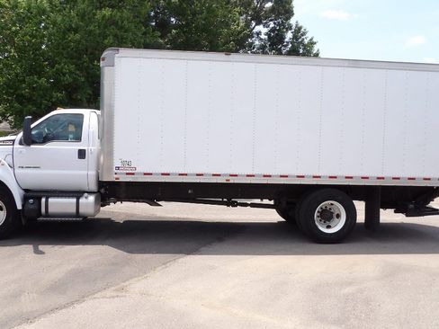Used 2016 Ford F750 2WD Regular Cab Super Duty image 4