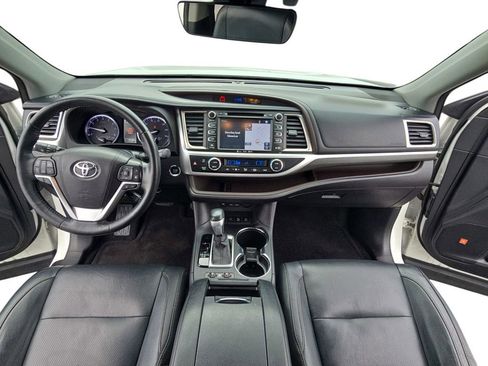 Certified 2019 Toyota Highlander Limited Platinum image 11