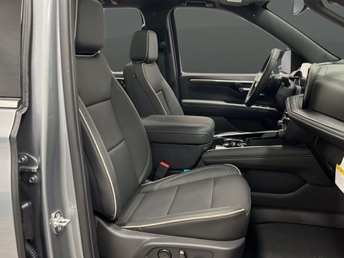New 2026 Chevrolet Suburban Premier w/ Sun And Tow Package AWD/4WD image 23