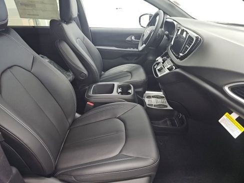 New 2026 Chrysler Voyager LX image 12