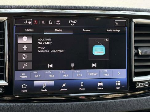 Used 2024 Chrysler Pacifica Touring-L image 16