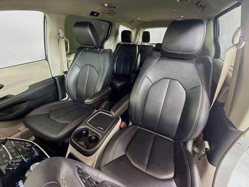 Used 2024 Chrysler Pacifica Touring-L FWD image 11