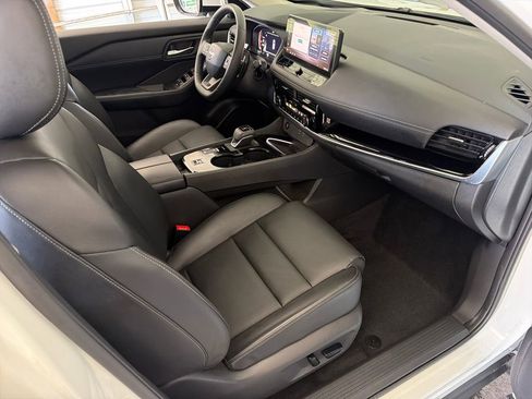 Used 2025 Nissan Rogue SL w/ Tech Package FWD image 28