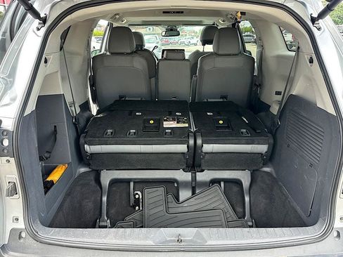 Used 2024 Toyota Sienna XLE FWD image 9