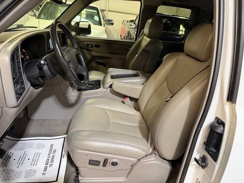 Used 2004 GMC Sierra 3500 SLT w/ Heavy-Duty Power Package AWD/4WD image 34