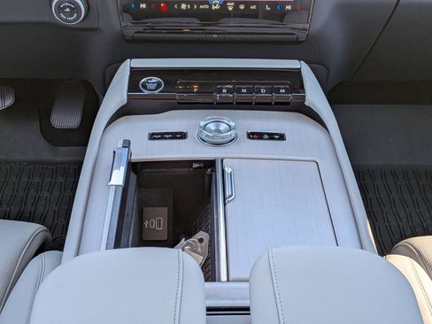 Certified 2025 Lincoln Navigator Reserve image 21