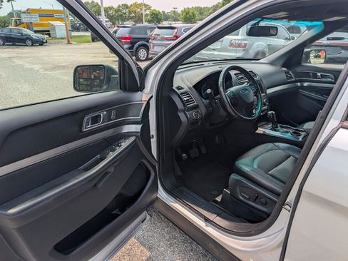Used 2019 Ford Explorer XLT w/ Equipment Group 202A FWD image 12