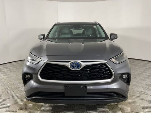 Used 2024 Toyota Highlander XLE image 3