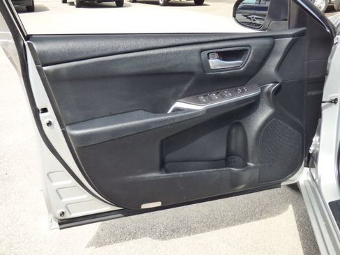 Used 2016 Toyota Camry SE FWD image 21