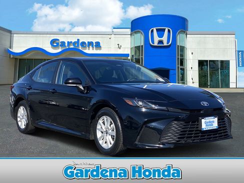 Used 2025 Toyota Camry SE image 1