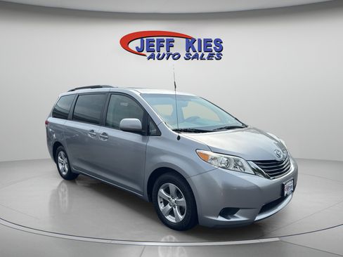 Used 2014 Toyota Sienna LE FWD image 3