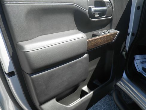 Used 2019 GMC Sierra 1500 SLE w/ SLE Value Package AWD/4WD image 18