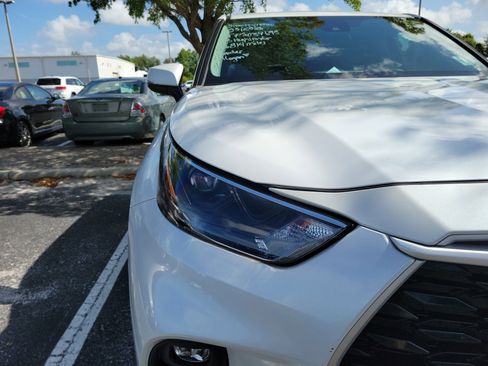 Used 2023 Toyota Highlander LE FWD image 7