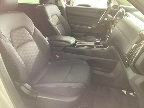 Used 2024 Nissan Pathfinder SV FWD image 18