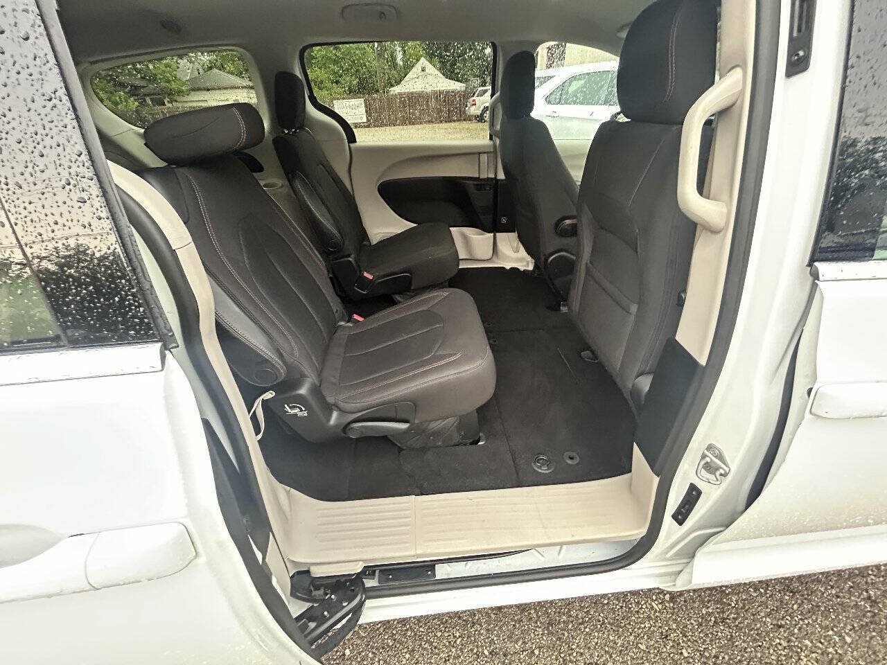 Used 2017 Chrysler Pacifica LX FWD image 9
