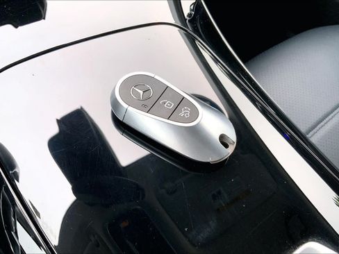Used 2025 Mercedes-Benz GLC 350e 4MATIC image 15