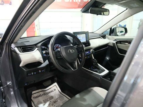 Used 2021 Toyota RAV4 XLE w/ Convenience Package image 16