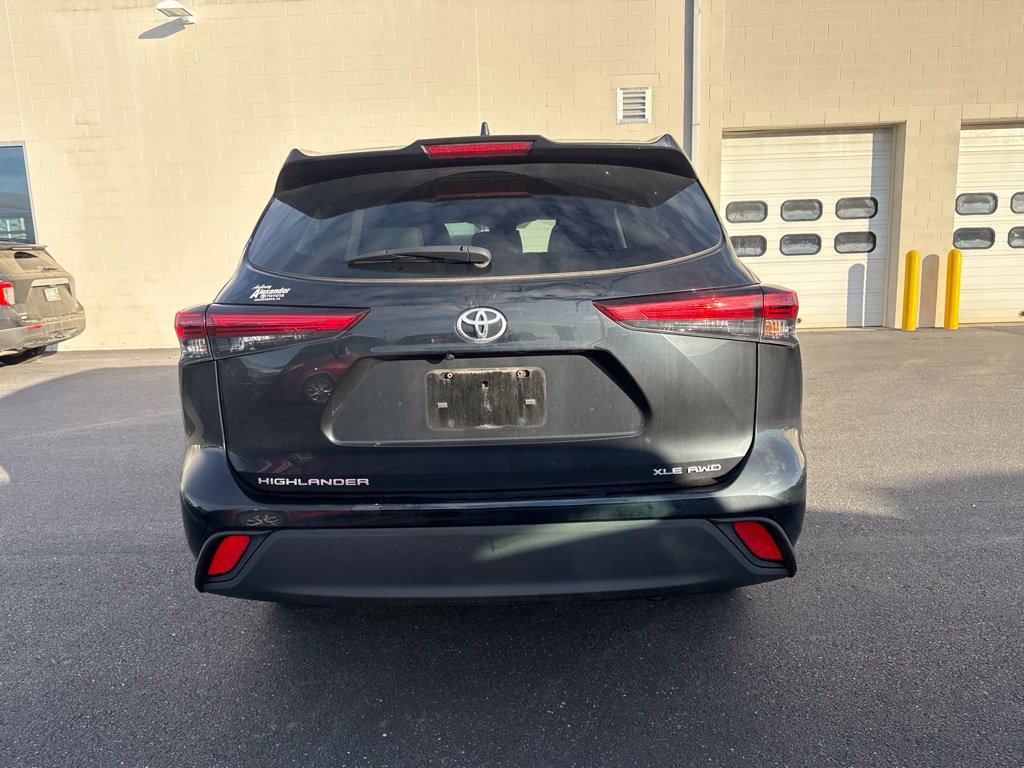 Used 2020 Toyota Highlander XLE AWD/4WD image 5