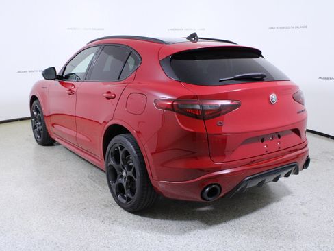 Used 2023 Alfa Romeo Stelvio Estrema image 5