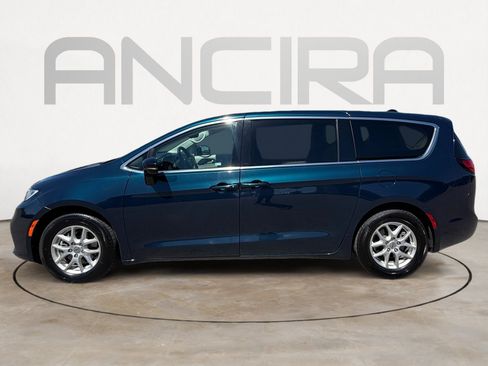 Used 2024 Chrysler Pacifica Touring-L FWD image 7