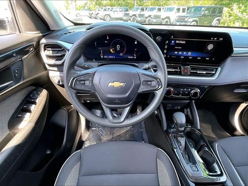 Used 2025 Chevrolet TrailBlazer LT AWD/4WD image 16