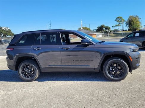 Used 2025 Jeep Grand Cherokee Altitude image 8