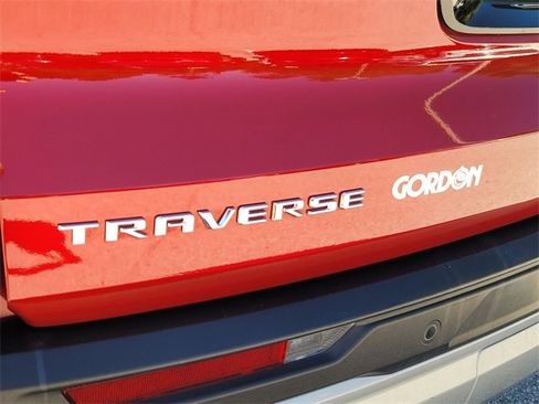 Used 2025 Chevrolet Traverse LT image 19