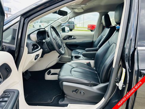 Used 2023 Chrysler Pacifica Touring-L FWD image 3