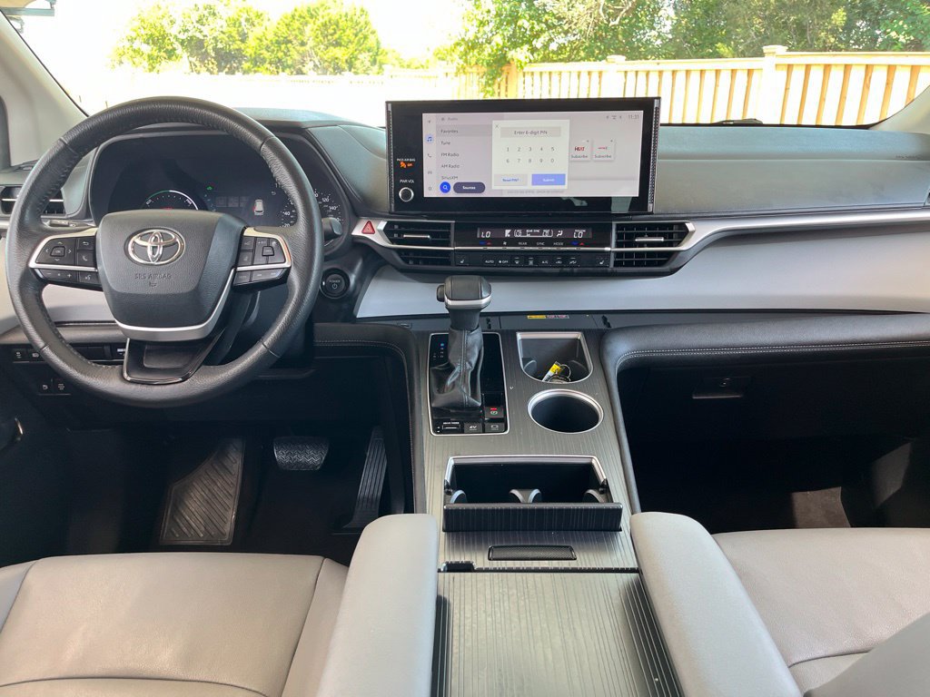 Used 2025 Toyota Sienna XLE FWD image 16