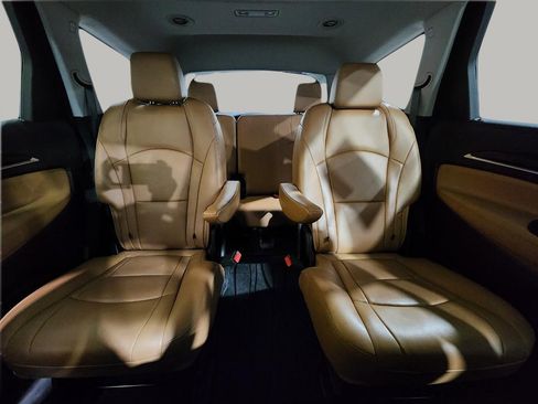 Used 2020 Buick Enclave Essence w/ LPO, Luxury Package image 24