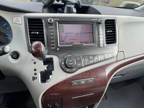 Used 2011 Toyota Sienna XLE w/ Premium Pkg AWD/4WD image 18