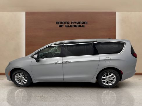 Used 2023 Chrysler Pacifica Touring-L FWD image 3