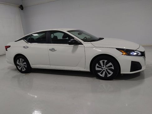 Used 2024 Nissan Altima 2.5 S image 11