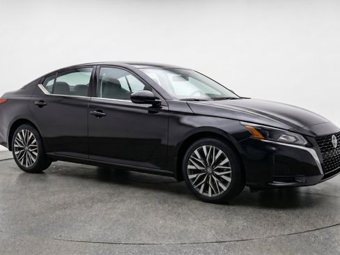 Used 2025 Nissan Altima 2.5 SV FWD image 1
