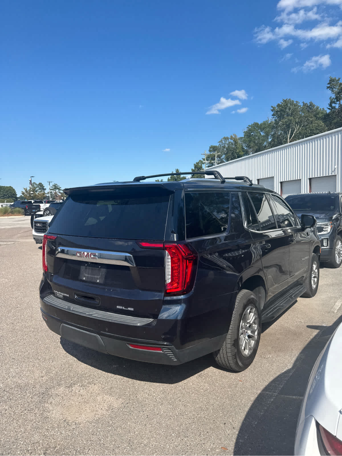 Used 2022 GMC Yukon SLE w/ Gmc Pro Safety Plus Package AWD/4WD image 3