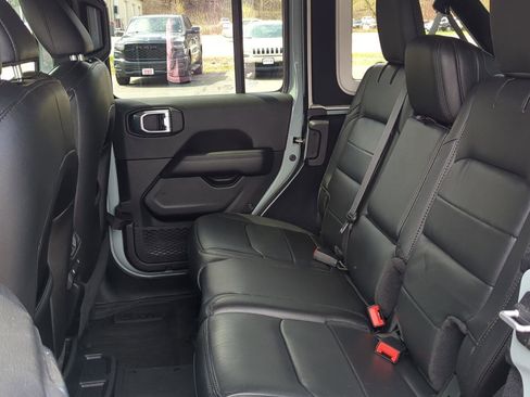 Used 2023 Jeep Wrangler Unlimited Sahara AWD/4WD image 16
