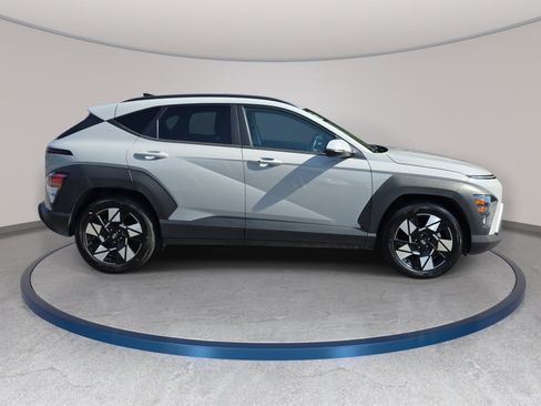 Used 2025 Hyundai Kona SEL FWD image 4