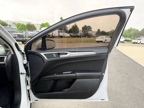 Used 2019 Ford Fusion SE FWD image 19