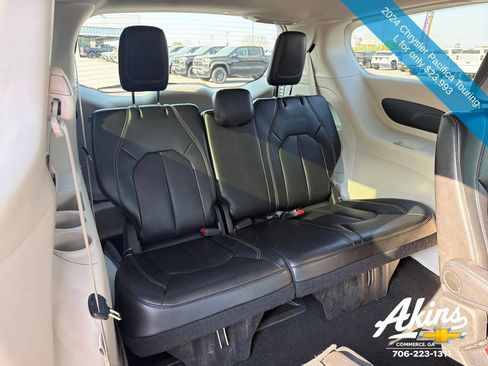 Used 2024 Chrysler Pacifica Touring-L FWD image 19