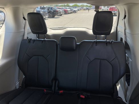 Used 2024 Chrysler Pacifica Touring-L FWD image 17