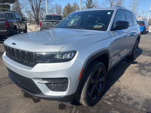 Used 2024 Jeep Grand Cherokee Altitude AWD/4WD image 13