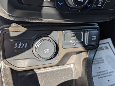 Used 2022 Jeep Renegade Latitude AWD/4WD image 23